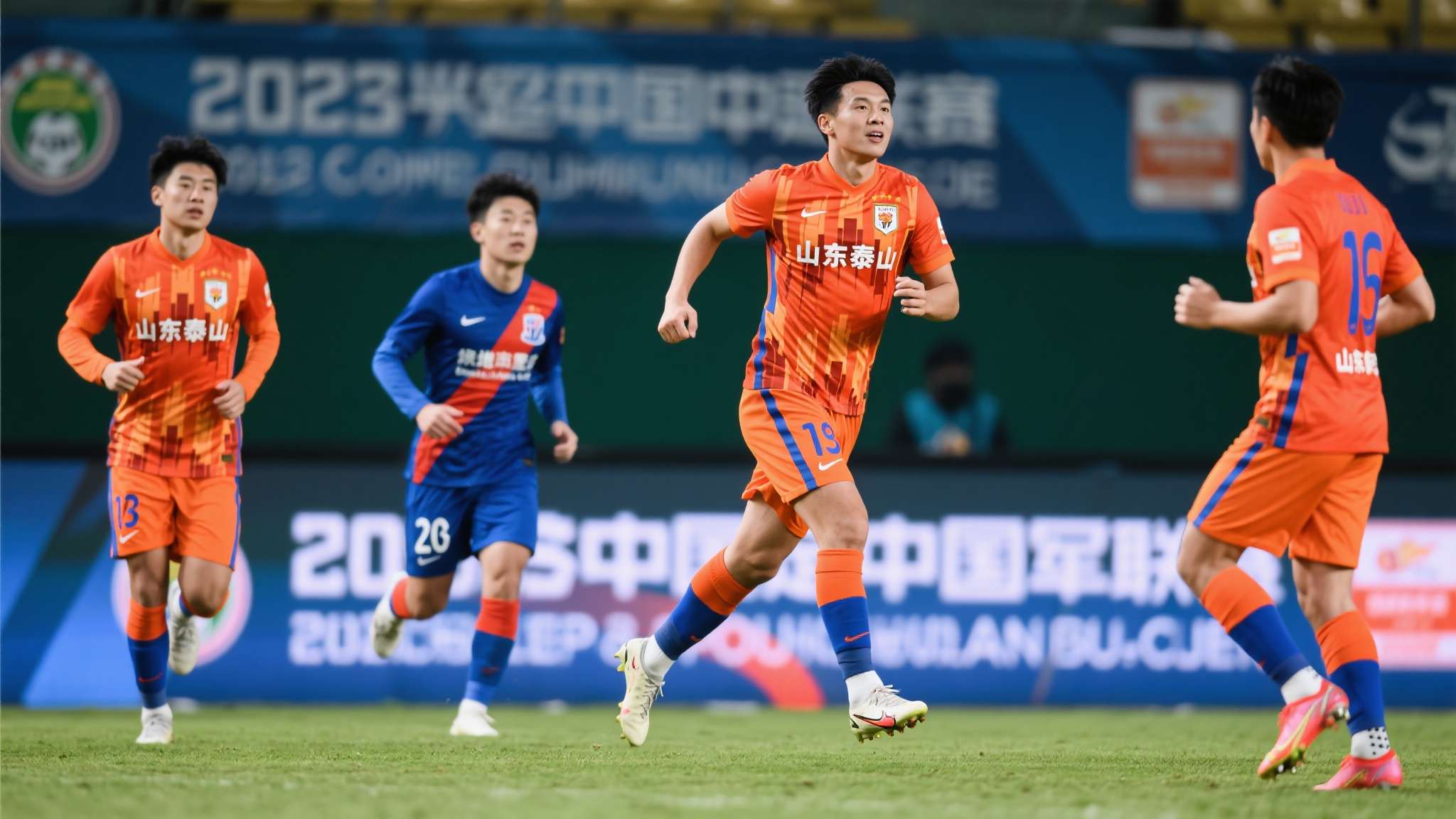 2-0，申花收获4连胜反超泰山 盖伊打破进球荒 牟鹏飞多次神级扑救